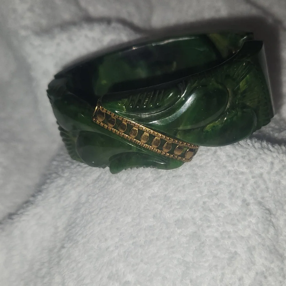 Vintage Green Marbled Bakelite Clamper Bracelet‎ Carved Art Deco Hinged Bangle